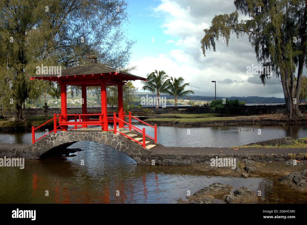 Liliuokalani ist ein authentischer japanischer Garten in der Stadt Hilo auf der Big Island von Hawaii. Das rote Teehaus spiegelt sich auf dem Lagunenwasser. Stockfoto
