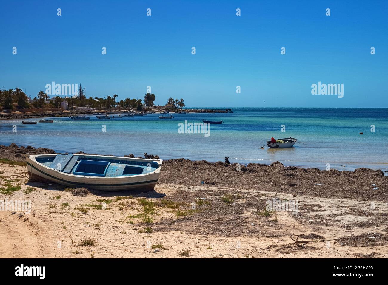 Herrliche Aussicht auf die Mittelmeerküste mit Birkenwasser, weißem Sandstrand und einem Fischerboot Stockfoto