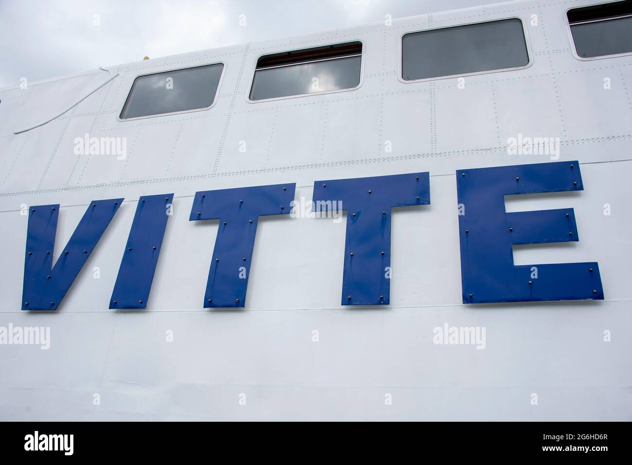 Schaprode, Deutschland. Juni 2021. Der Schriftzug Vitte befindet sich auf dem Rumpf der gleichnamigen Fähre. Quelle: Stephan Schulz/dpa-Zentralbild/ZB/dpa/Alamy Live News Stockfoto