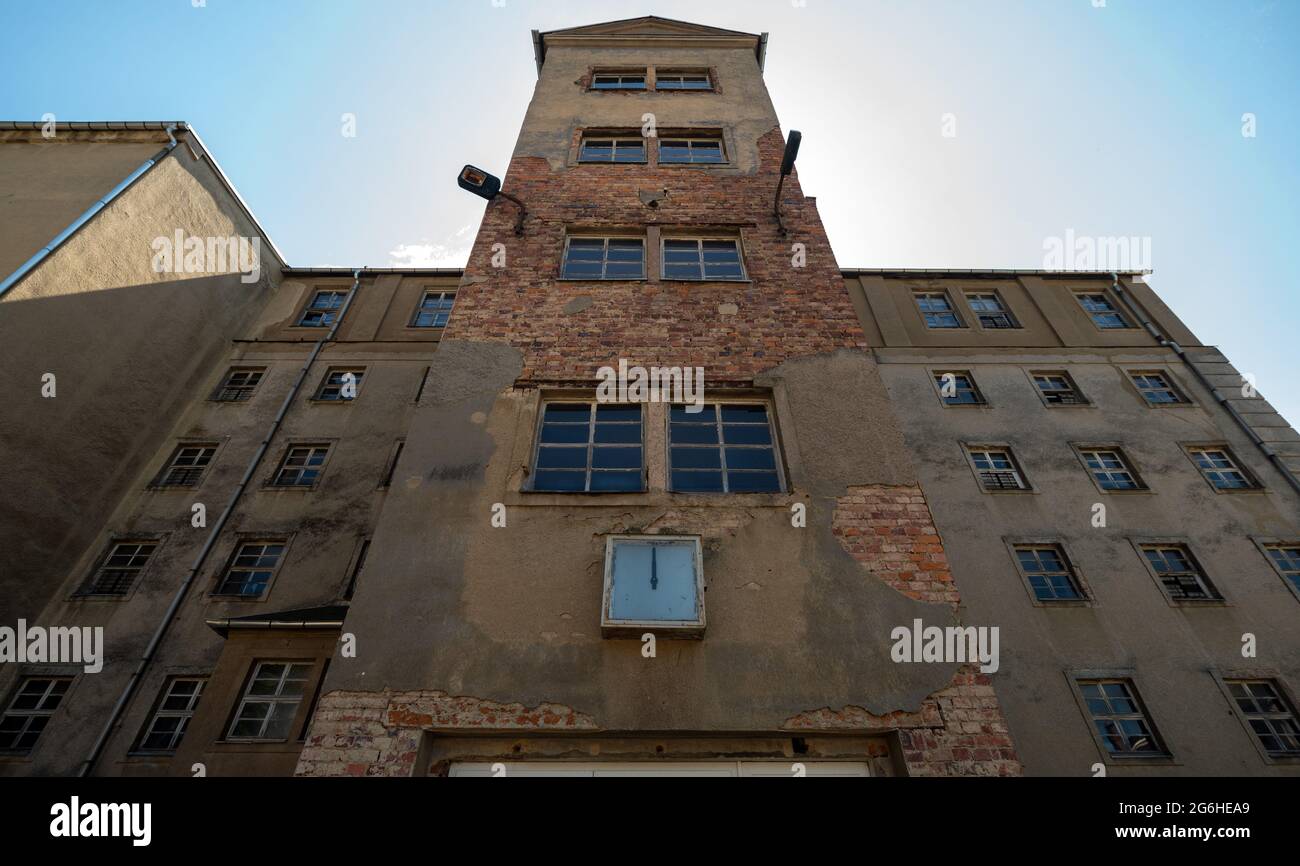 06. Juli 2021, Sachsen, Frankenberg: Das Fabrikgebäude einer Spinnerei in Frankenberg, das einst von den Nazis als Konzentrationslager genutzt wurde, sieht baufällig aus. Zwischen 1933 und 1937 inhaftierten die SA und die SS mehr als 2000 Regimegegner auf dem Gelände der alten Spinnerei. Im Rahmen des Baus der KZ-Gedenkstätte Sachsenburg wurde im vergangenen Jahr ein Wettbewerb zur Neugestaltung der Kommandantenvilla auf dem Gelände durchgeführt. Die Entwürfe sind im neuen Kommunikations- und Dokumentationszentrum der Gedenkstätte zu sehen. Die Aufgabe des Zentrums ist es, kommunikative Unterstützung zu leisten Stockfoto