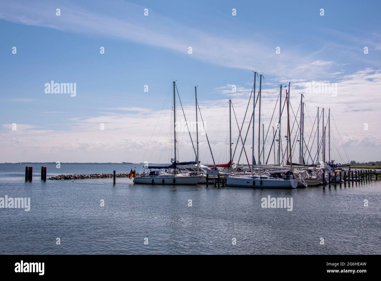 Hiddensee, Deutschland. Juni 2021. Segelboote liegen im Hafen von Kloster auf der Insel Hiddensee. Quelle: Stephan Schulz/dpa-Zentralbild/ZB/dpa/Alamy Live News Stockfoto