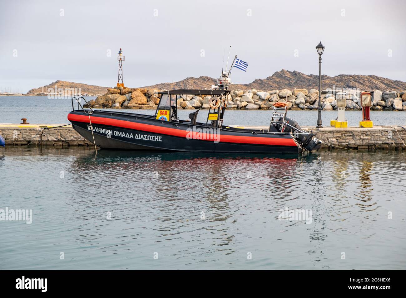 Insel Paros, Kykladen, Griechenland. 20.Mai 2021. Festgemacht schwarz orange aufblasbares Boot des griechischen Rettungsteams auf Marine in blau ruhigen Meer. Rettungsboot für Emerge Stockfoto