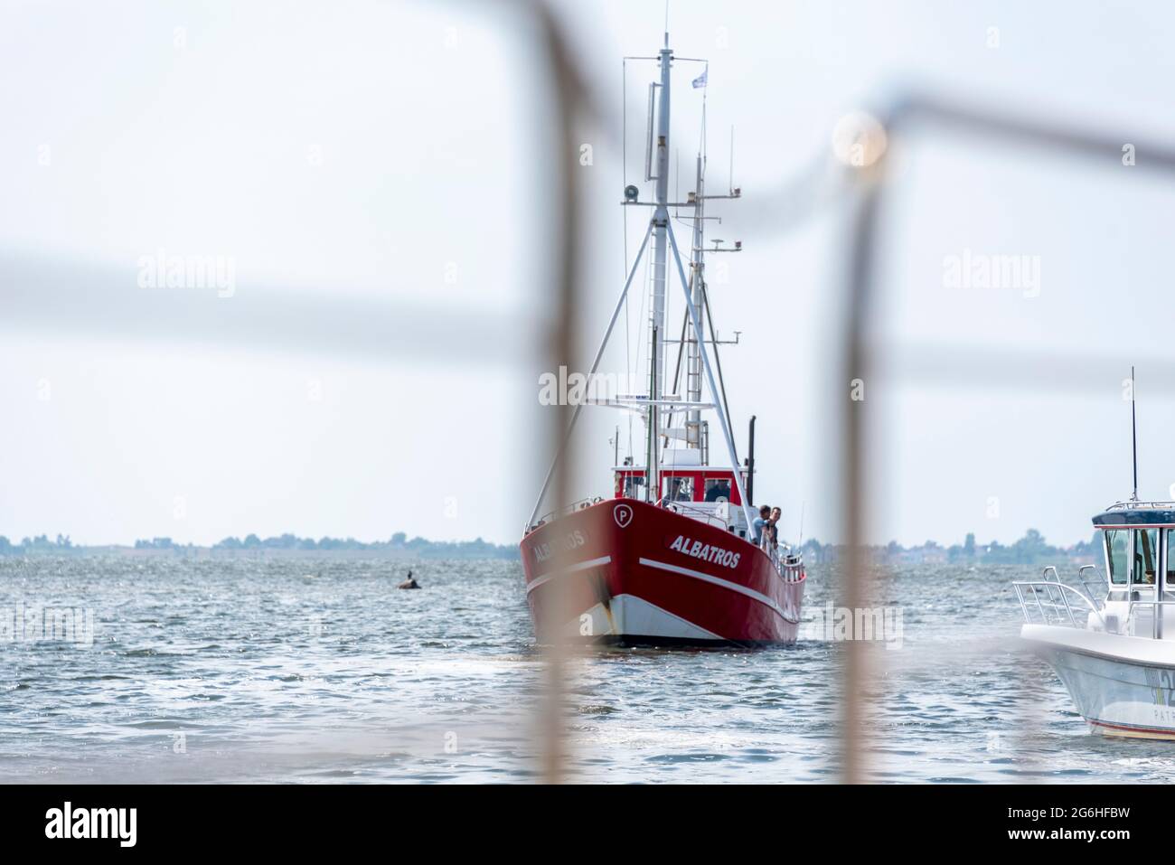 25. Juni 2021, Mecklenburg-Vorpommern, Schaprode: Die Albatros gelangt in den Hafen von Schaprode. Das Schiff fährt täglich mit Touristen in die Ostsee zum Tiefseefischen. Foto: Stephan Schulz/dpa-Zentralbild/ZB Stockfoto