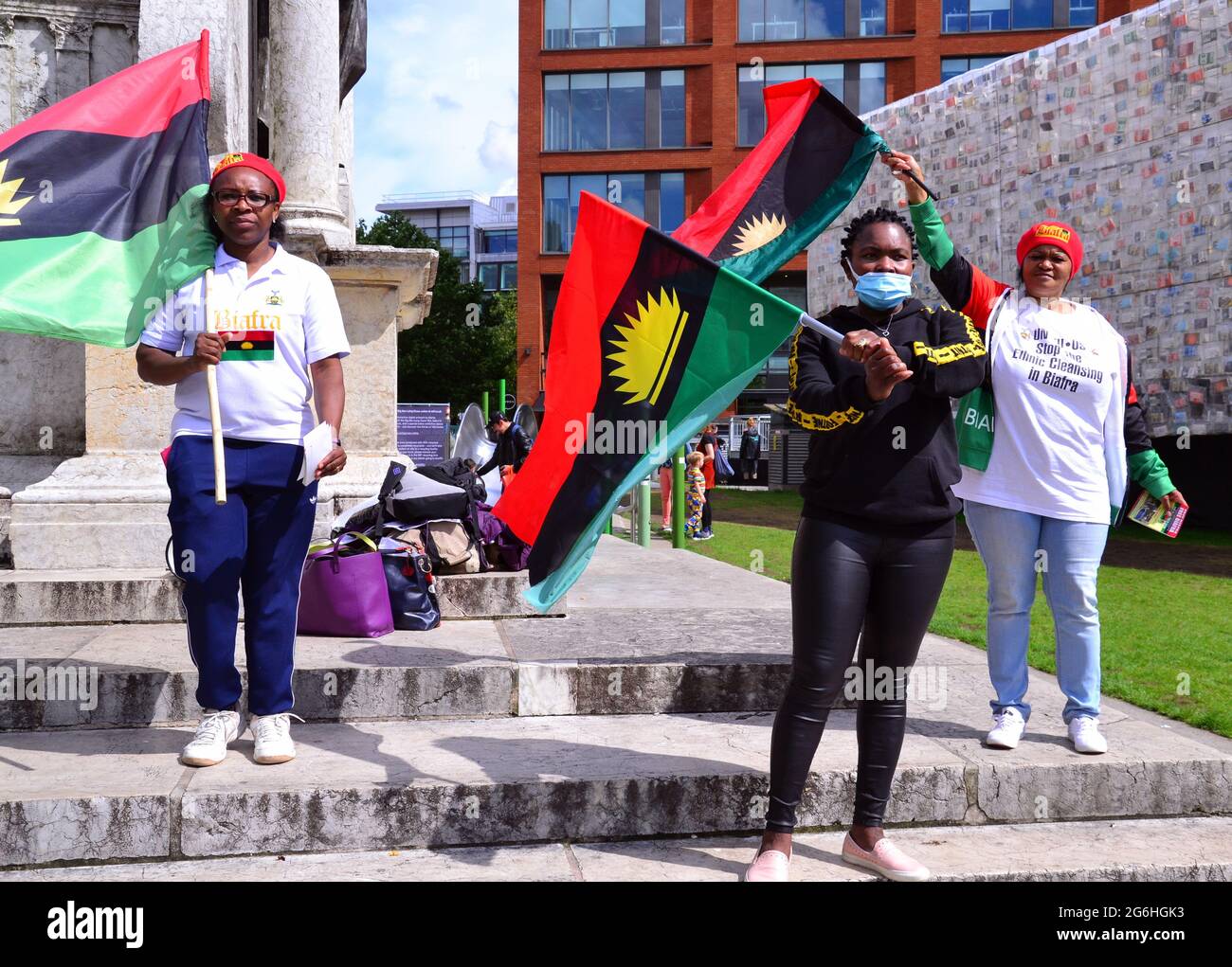 Kleine Demonstration von Frauen für eine freie Biafra und zur Beendigung der Tötungen in Biafra in Westafrika, Nigeria, im Stadtzentrum von Manchester, England, Vereinigtes Königreich, 6. Juli 2021. Stockfoto