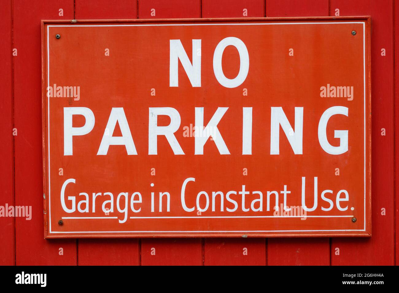 Rotes No Parking Schild mit weißem Text Stockfoto