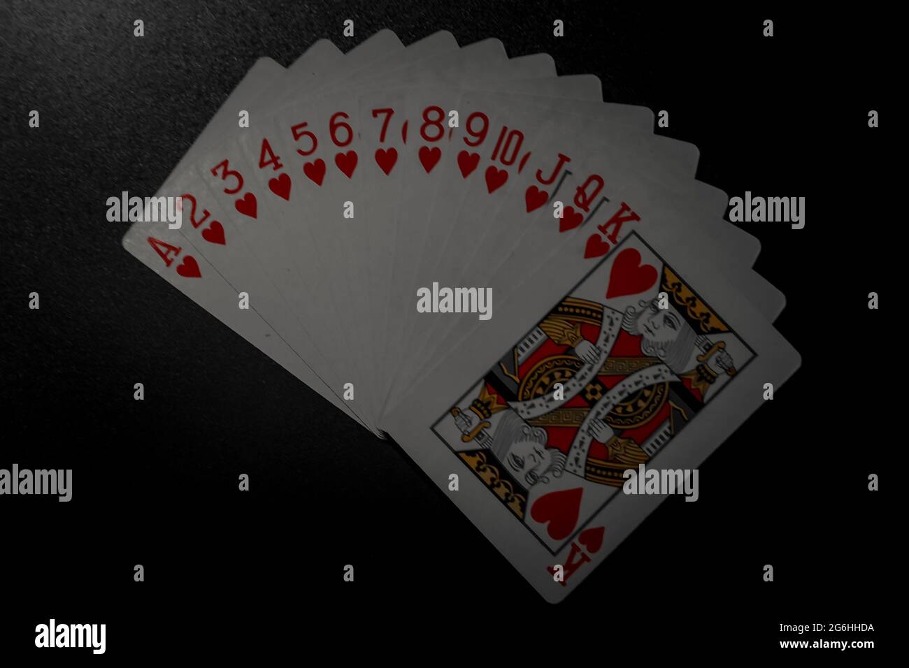 Anordnung der Spielkarten auf schwarzem Hintergrund Stockfoto