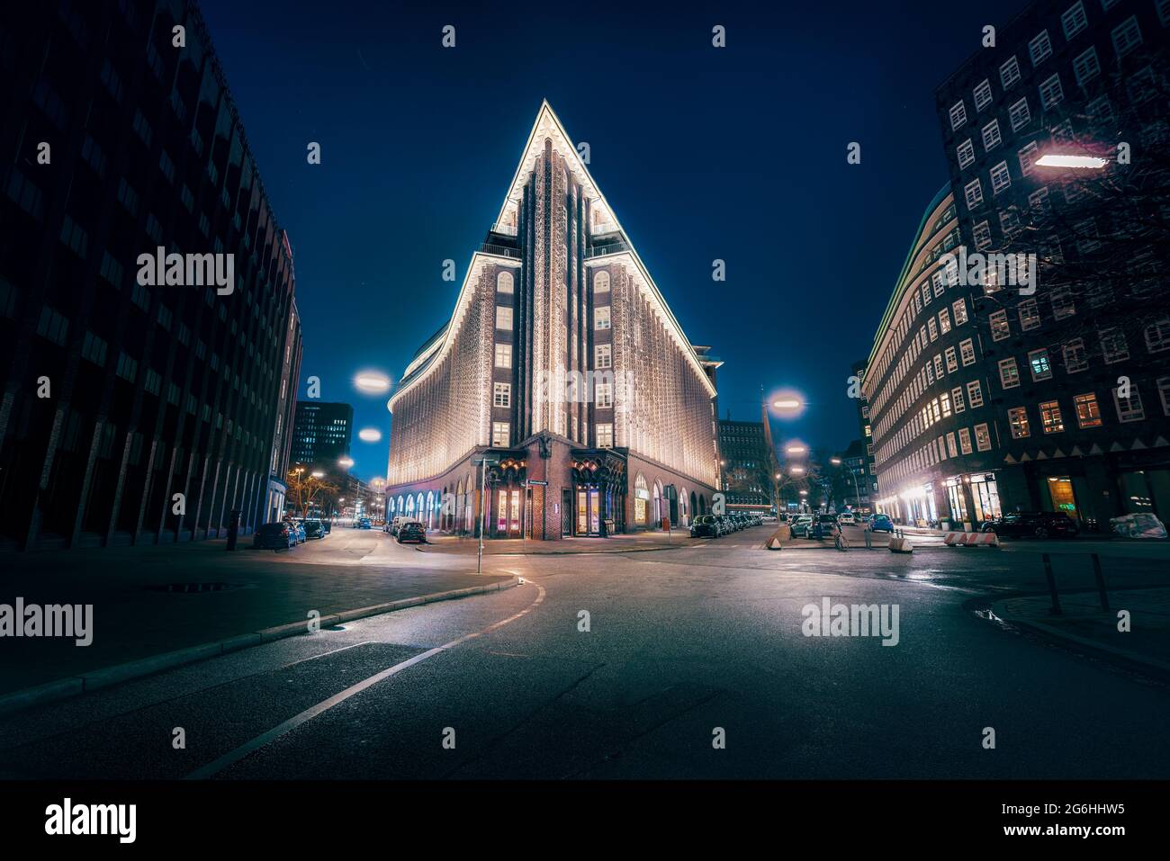 Straße in der Innenstadt von Hamburg und Chilehaus Gebäude bei Nacht - Hamburg, Deutschland Stockfoto