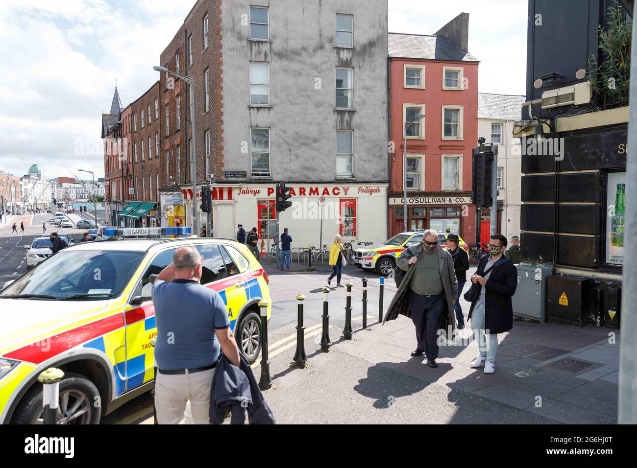 Cork, Irland. Juli 2021. Berichte über verbarrikadierte Personen, Coburg Street, Cork, Irland. Heute Nachmittag kurz nach 16:00 Uhr besuchte Gardaí den Tatort einer vermuteten verbarrikadierten Person mit Unterstützung von zwei bewaffneten Einheiten und einer Reihe von Zivilkleidung Gardaí. Gardaí schloss die Straßen, die in das Gebiet führten, ab und nach etwa einer Stunde verließen alle Mitglieder der Gardaí die Szene, nachdem sie die Situation gelöst hatten. Die Straßen in der Gegend sind nun wieder geöffnet. Kredit: Damian Coleman/Alamy Live Nachrichten Stockfoto