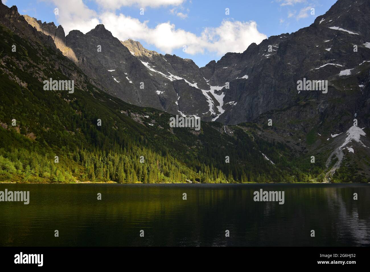 See Morskie oko, auch Auge des Meeres genannt, umgeben von Wald und Bergen. Hohe Tatra, Polen. Goldene Stunde. Stockfoto