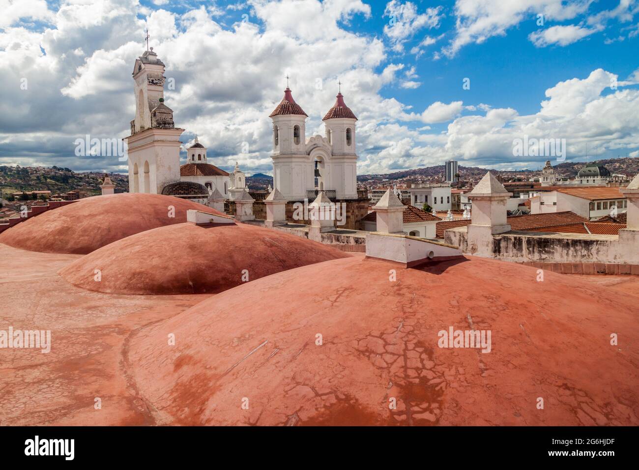 Dach der Kirche Templo Nuestra Senora de la Merced in Sucre, der Hauptstadt Boliviens. Das Convento de San Francisco Neri dahinter. Stockfoto