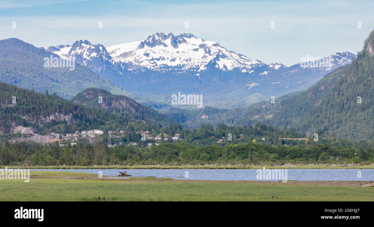 Wunderschöner Blick auf die kanadische Berglandschaft an der West Pacific Coast. Gelegen zwischen Vancouver und Squamish, BC, Kanada. Reisefoto, Straße Stockfoto