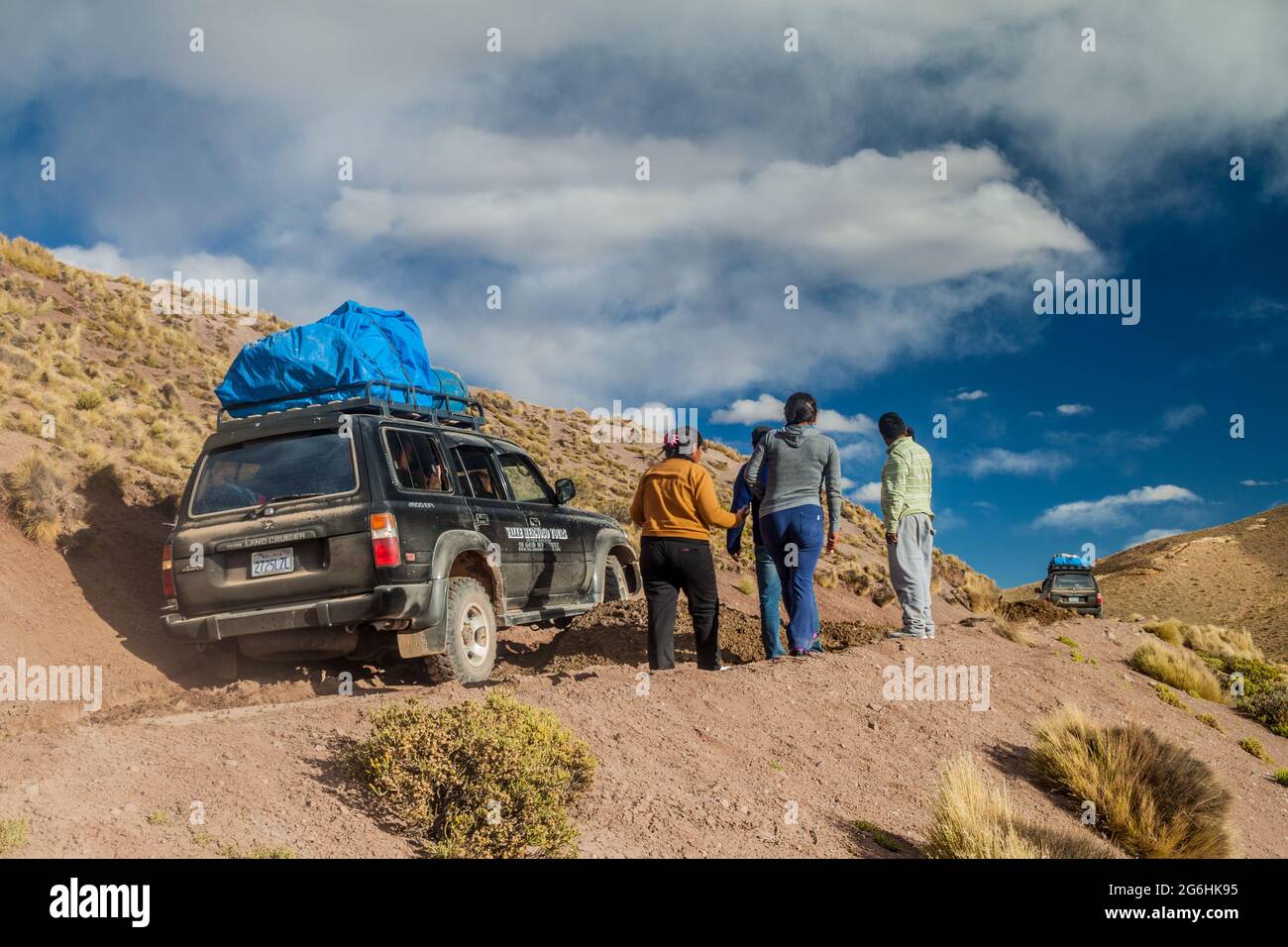 SÜDWESTEN BOLIVIENS - 14. APRIL 2015: 4WD-Fahrzeug befördert Gruppe von Touristen auf der beliebten Salar de Uyuni-Tour. Stockfoto