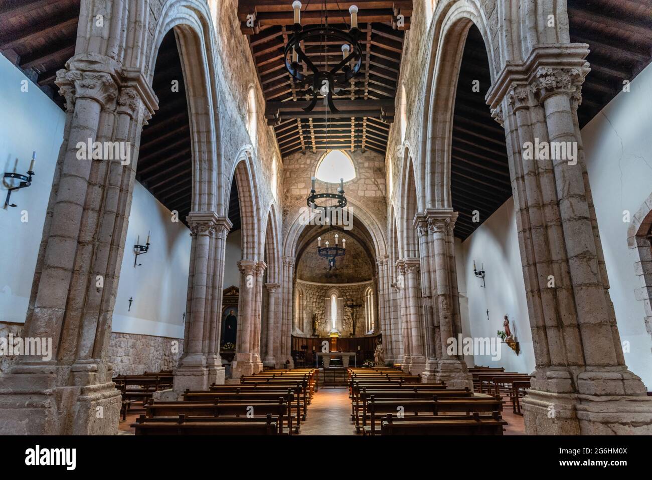 Brihuega, Spanien - 29. Mai 2021: Innenansicht des Kirchenschiffs der Kirche des heiligen Philippus. Stockfoto