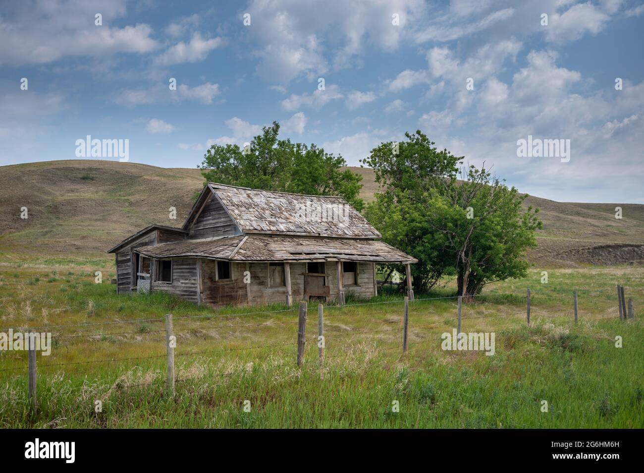 Ein Bild eines alten verlassenen Gehöfts auf den Prärien. Stockfoto