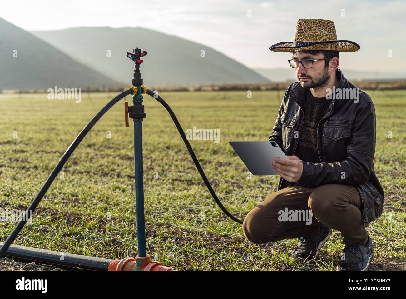 Aufnahme eines Mannes mit intelligenter Bewässerungstechnik Stockfoto