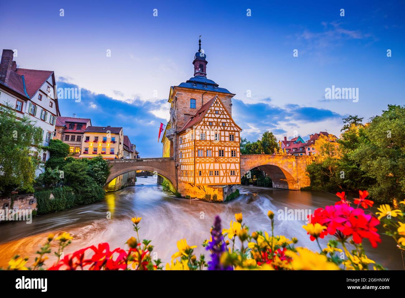 Bamberg, Deutschland. Bamberger Rathaus mit zwei Brücken über die Regnitz. Oberfranken, Bayern. Stockfoto