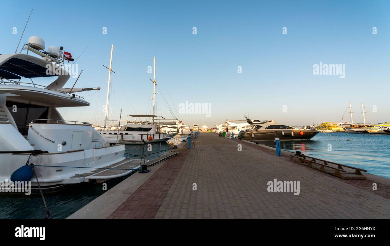 Uferstraße des Roten Meeres in Ägypten mit Schiffen Boote ohne Menschen in Hurghada Stockfoto