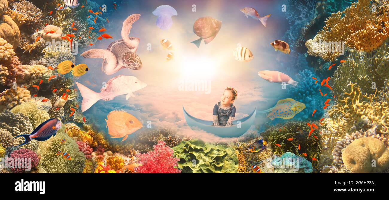 Kreative Kunstcollage über Kindheit und Traumkonzept. Unterwasserwelt und Korallenfische am Meeresriff. Konzeptuelles Bild eines schönen kleinen Mädchens, das in einem Boot zwischen den Wolken schwebt und träumt Stockfoto