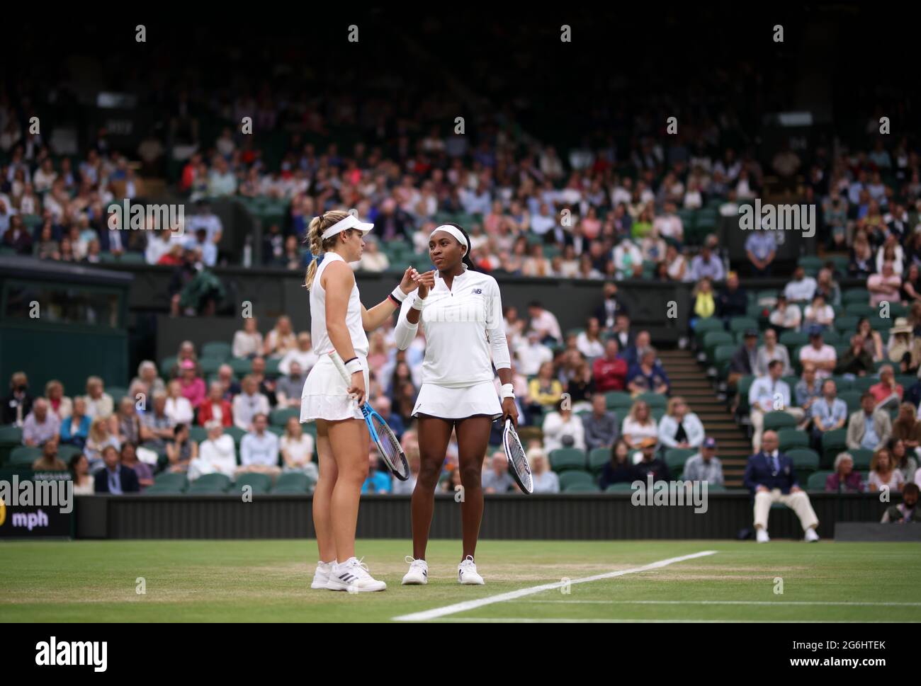 Coco Gauff (rechts) und Caty McNally während ihres Doppelmatches der Damen in der dritten Runde gegen Veronika Kudermetova und Elena Vesnina am achten Tag von Wimbledon im All England Lawn Tennis and Croquet Club in Wimbledon. Bilddatum: Dienstag, 6. Juli 2021. Stockfoto