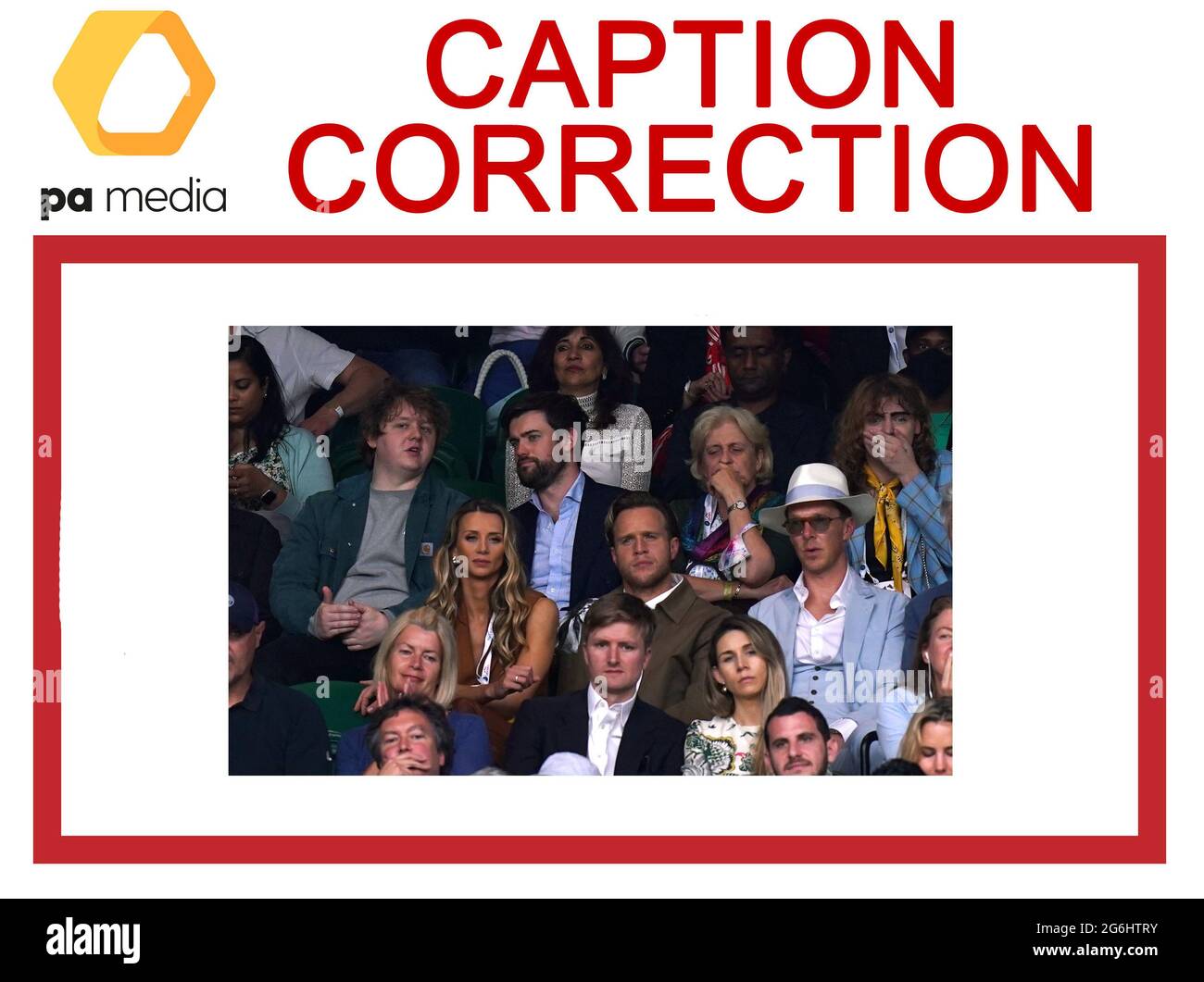 ACHTUNG BILDREDAKTEURE, CHIEF SUBS UND BILDBIBLIOTHEKARE: Bildunterschriftenkorrektur für diese Bilder, die auf dem PA Wire früher heute übertragen schleppte TENNIS Wimbledon, die fälschlicherweise angegeben Laura Whitmore war auf dem Foto. Die korrigierte Beschriftung sollte lauten: (Hintere Reihe: Links - rechts) Lewis Capaldi und Jack Whitehall (vordere Reihe: Links - rechts), Olly Murs und Benedict Cumberbatch beobachten das Spiel während des Damen-Einzelspiels zwischen Aryna Sabalenka und Ons Jabeuron am achten Tag von Wimbledon beim All England Lawn Tennis und Croquet Club in Wimbledon. Bilddatum: Dienstag, 6. Juli 2021. Stockfoto