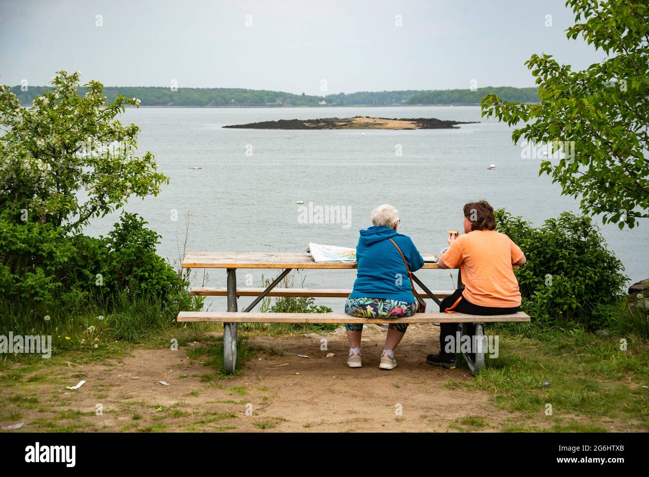 Rentnerpaar bei einem Picknick vor der Casco Bay in Portland Maine Stockfoto