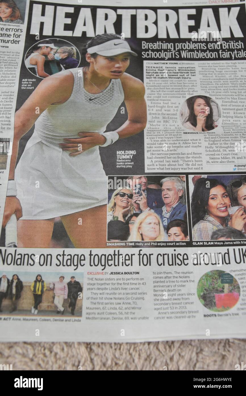 Ein Zeitungsartikel des Daily Mirror über die britische Teenager-Tennisspielerin Emma Raducanu, die es bis in die letzten 16 von Wimbledon geschafft hat Stockfoto