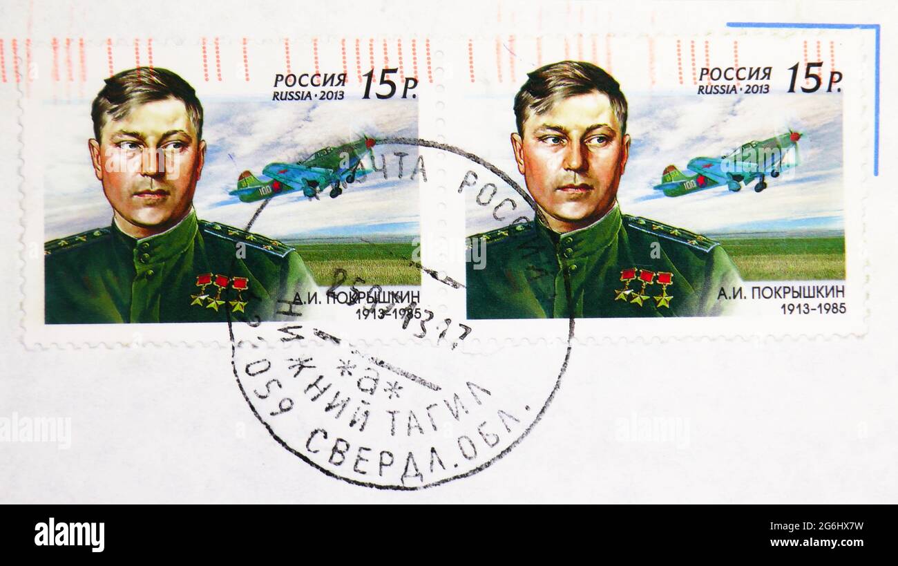 MOSKAU, RUSSLAND - 28. APRIL 2020: Zwei Briefmarken gedruckt in Russland mit einer Briefmarke der Stadt Nischni Tagil zum 100. Geburtstag von A.I. Pokr Stockfoto