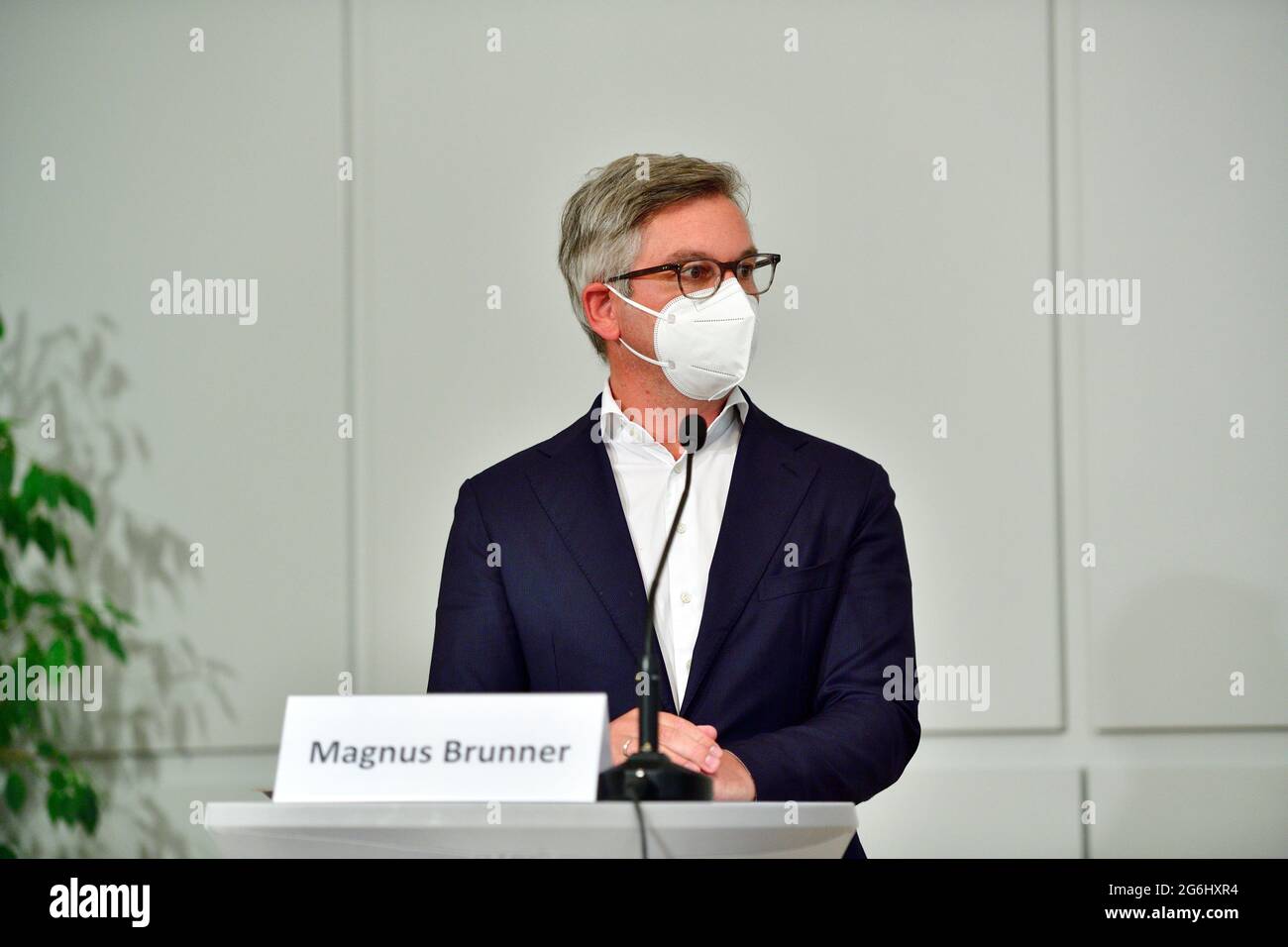 Wien Osterreich Juli 2021 Pressekonferenz Zum Erneuerbaren Expansionsgesetz Im Concordia Pressezentrum In Wien Am 6 Juli 2021 Thema Prasentation Des Erneuerbaren Expansionsgesetzes Eag Bild Zeigt Staatssekretar Magnus Brunner Stockfotografie