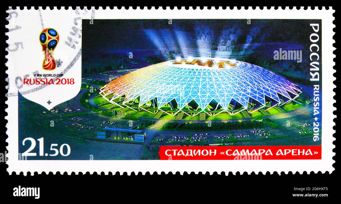 MOSKAU, RUSSLAND - 11. MAI 2020: Briefmarke in Russland gedruckt zeigt Stadion 'Samara Arena', FIFA Fußball-Weltmeisterschaft FIFA 2018 in Russland Stadien Serie, circa Stockfoto