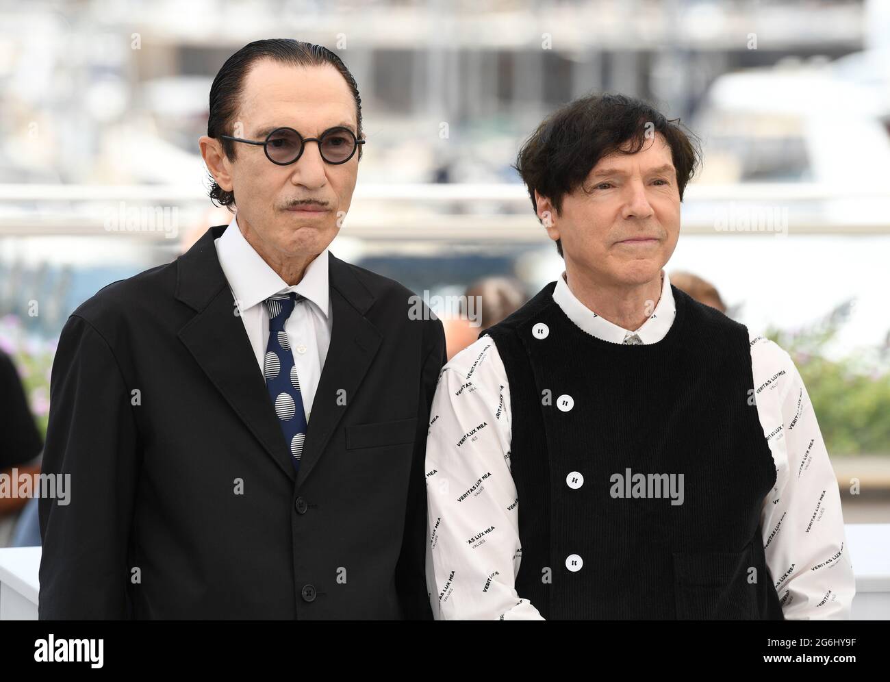 Cannes, Frankreich, 6. Juli 2021 Ron Mael und Russell Mael bei der Fotoschau für Annette, die im Palais des Festivals stattfand. Teil der 74. Filmfestspiele von Cannes. Quelle: Doug Peters/EMPICS/Alamy Live News Stockfoto