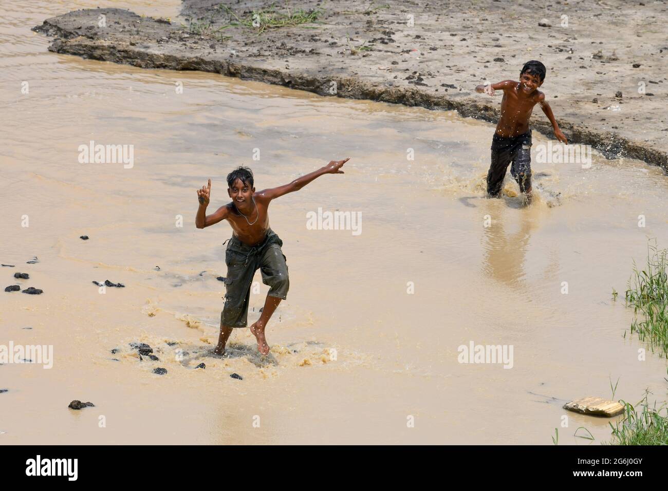 Dhaka, Bangladesch. Juli 2021. Kinder werden beim Spielen am Turag River während einer landesweiten Sperre in Dhaka gesehen. (Foto von Piyas Biswas/SOPA Images/Sipa USA) Quelle: SIPA USA/Alamy Live News Stockfoto