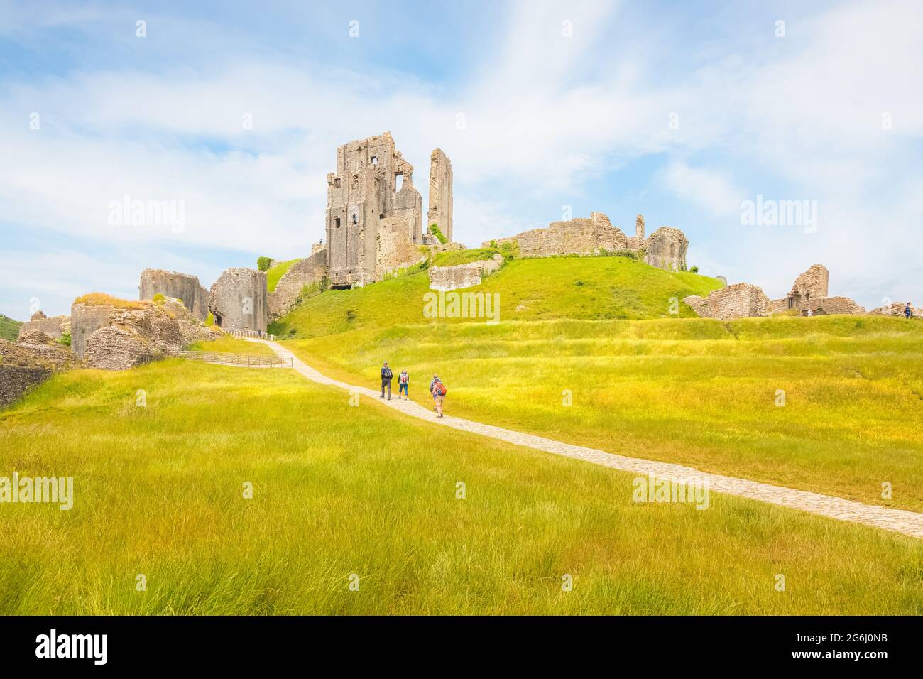 Corfe Castle, Großbritannien - 24 2021. Juni: Touristen besuchen die mittelalterlichen Burgruinen von Corfe Castle, Dorset, England an einem sonnigen Sommertag. Stockfoto