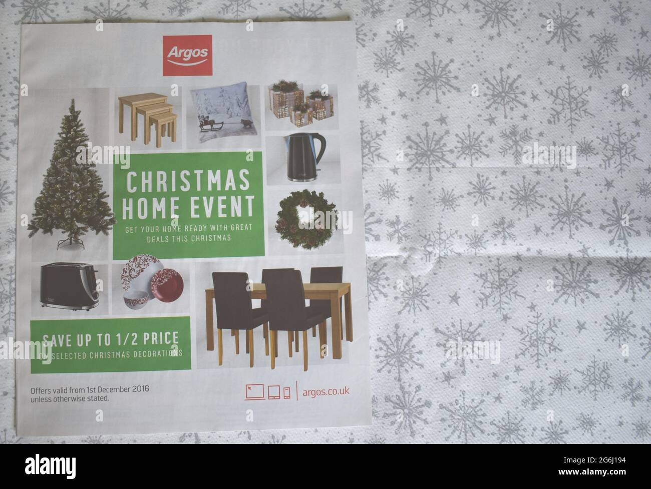 Ein Argos-Weihnachtskatalog mit Kopierraum. Stockfoto