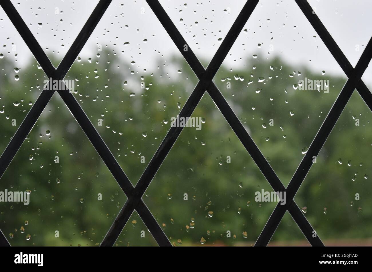 Regentropfen auf einer bleihaltigen Fensterscheibe. Stockfoto