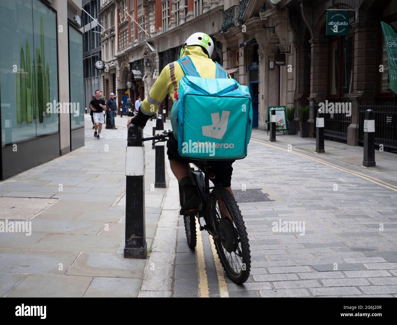 Deliveroo Rider City of London, angelehnt an Poller Stockfoto