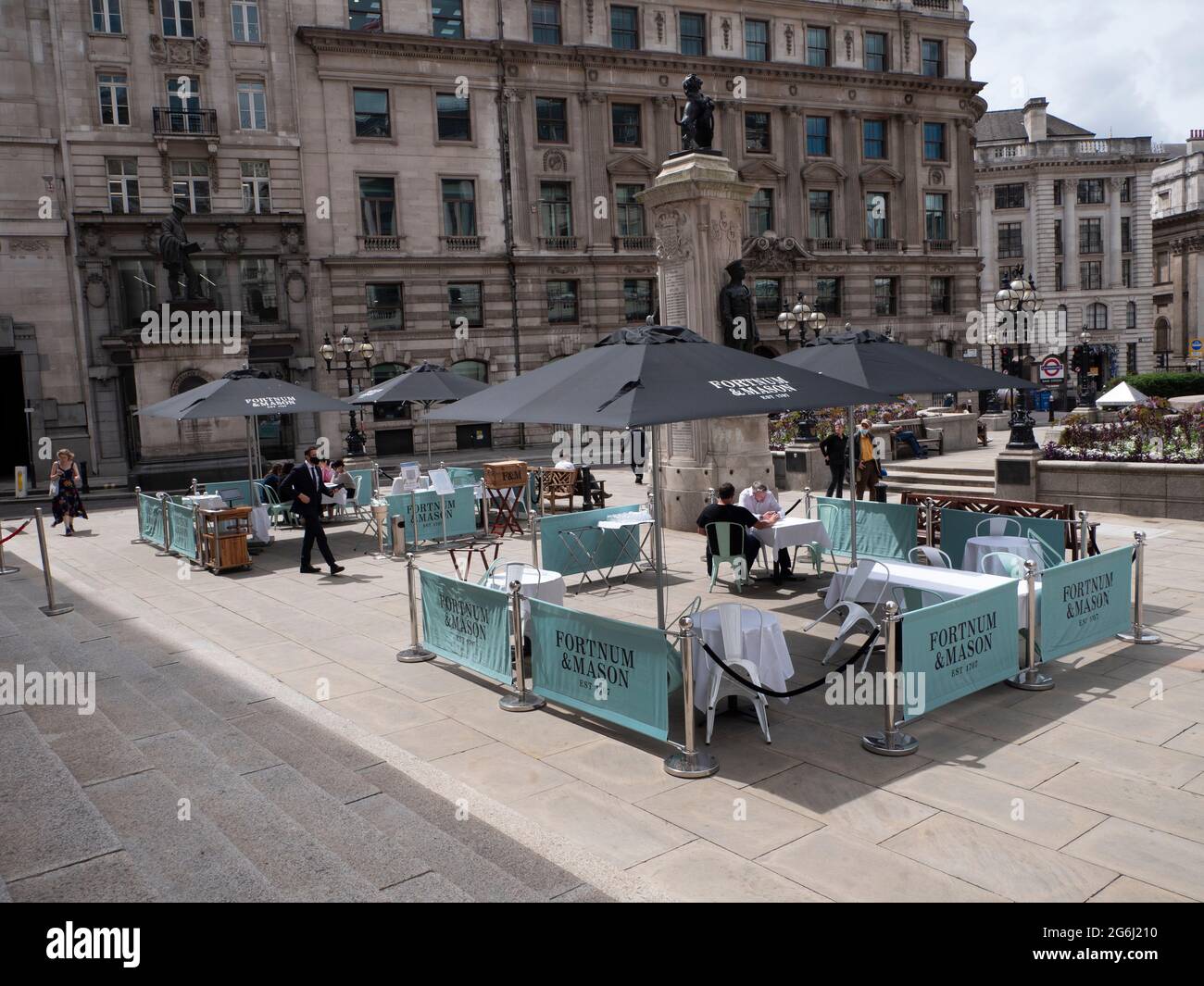 Fortnum und Freimaurer Fortnum & Mason, Royal Exchange London Terrasse im Freien, im Finanzviertel von London Stockfoto