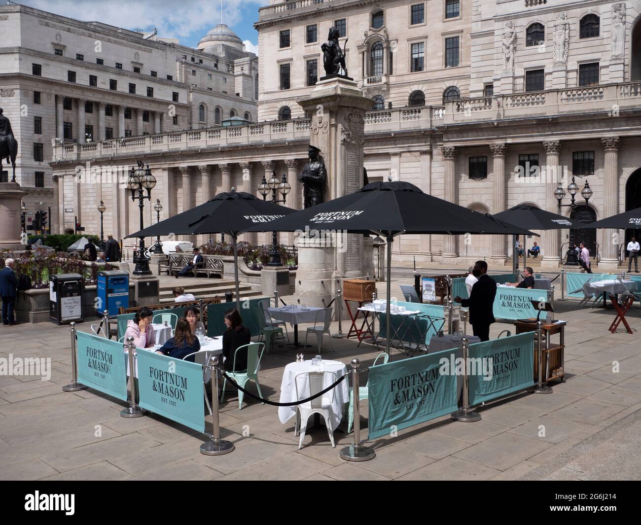 Fortnum und Freimaurer Fortnum & Mason, Royal Exchange London Terrasse im Freien, im Finanzviertel von London Stockfoto