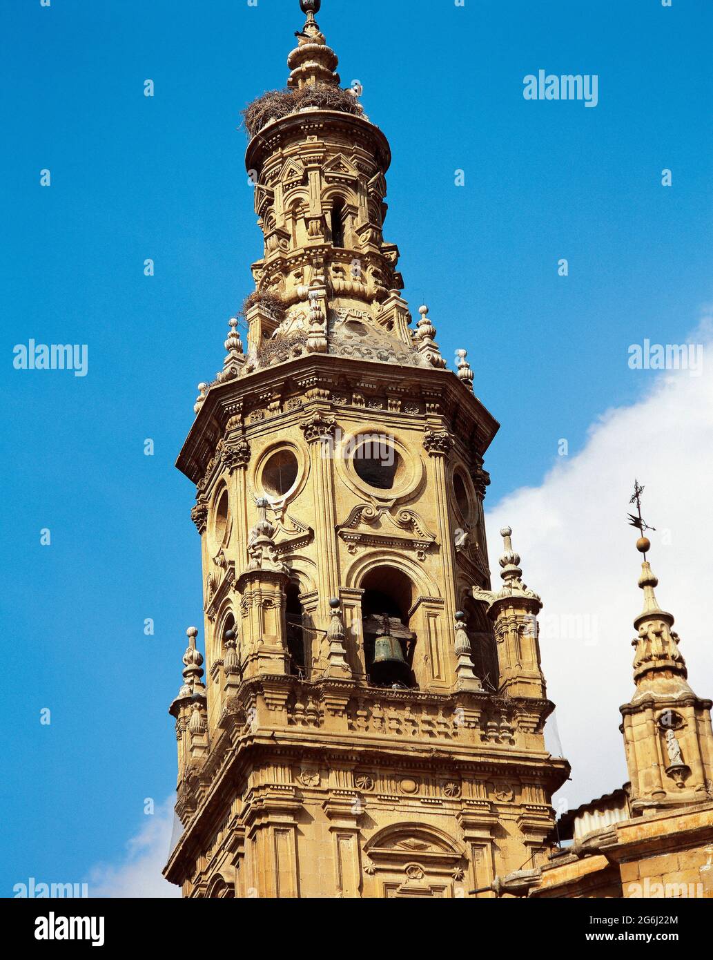 Spanien, La Logroño, Spanien. Santa Maria de la Redonda Prokathedrale. Errichtet zu Beginn des 16. Jahrhunderts, aber im 17. Und 18. Jahrhundert renoviert. Oberes Detail eines der Zwillingstürme, die die Hauptfassade flankieren façade. Der barocke Bau wurde von Juan Bautista de Arbaiza begonnen und nach seinem Tod von Martín de Beratúa und Francisco Gorbea (1742-1762) abgeschlossen. Stockfoto
