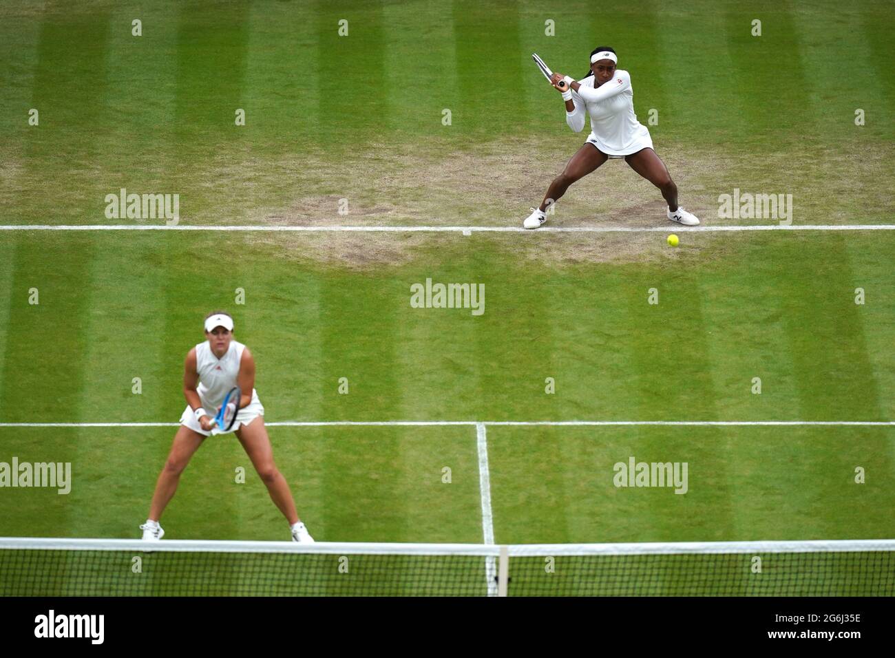 Coco Gauff (rechts) und Caty McNally in Aktion während ihres Doppelmatches der Damen in der dritten Runde gegen Veronika Kudermetova und Elena Vesnina am achten Tag von Wimbledon im All England Lawn Tennis and Croquet Club in Wimbledon. Bilddatum: Dienstag, 6. Juli 2021. Stockfoto