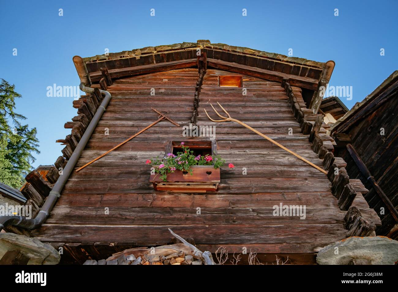 Alte Dorfhäuser in einem Alptal rund um Zermatt in der Schweiz; Holzhirtenhäuser, Berge, ländlich, traditionell Stockfoto