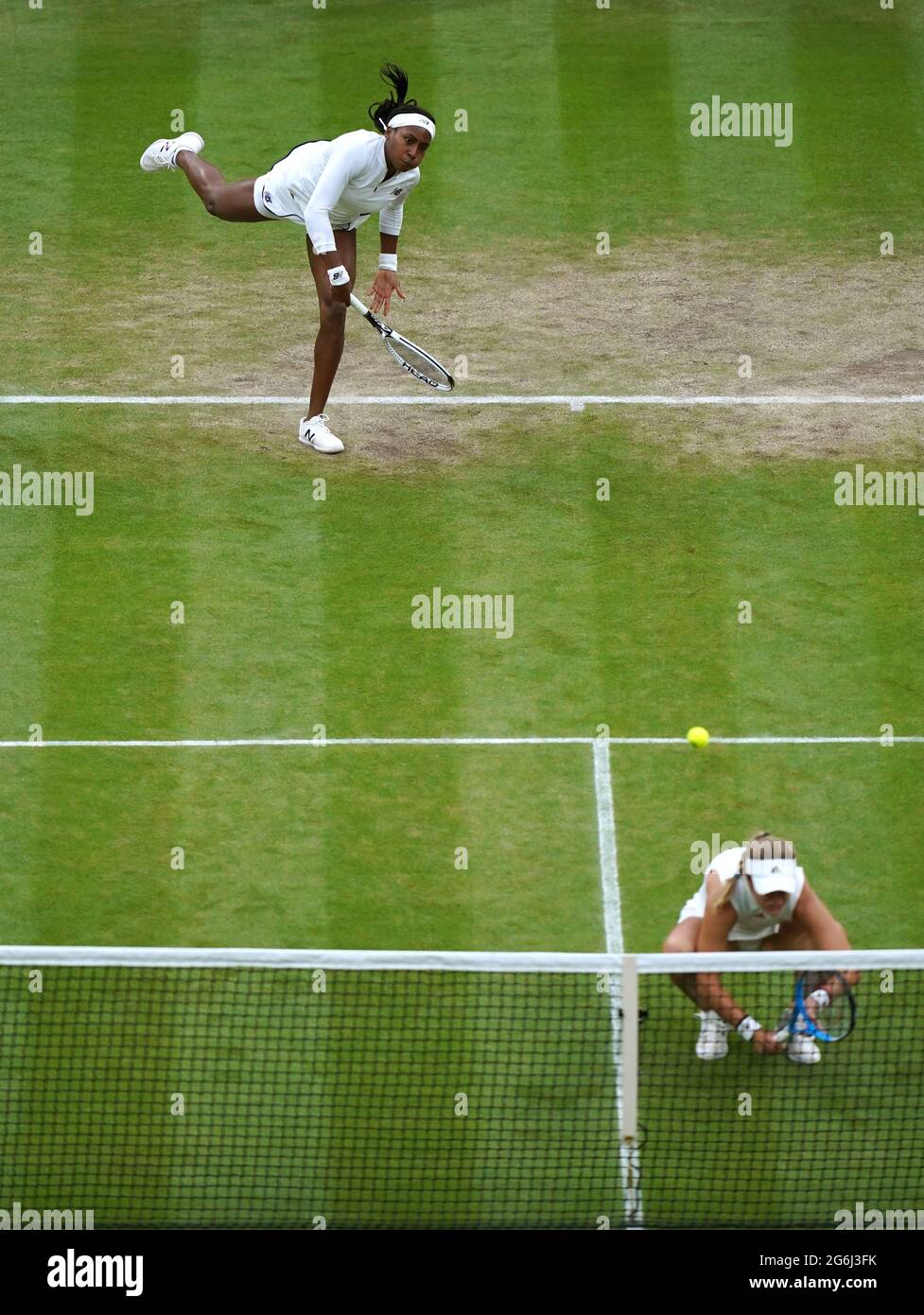 Coco Gauff (links) und Caty McNally in Aktion während ihres Doppelmatches der Damen in der dritten Runde gegen Veronika Kudermetova und Elena Vesnina am achten Tag von Wimbledon im All England Lawn Tennis and Croquet Club in Wimbledon. Bilddatum: Dienstag, 6. Juli 2021. Stockfoto