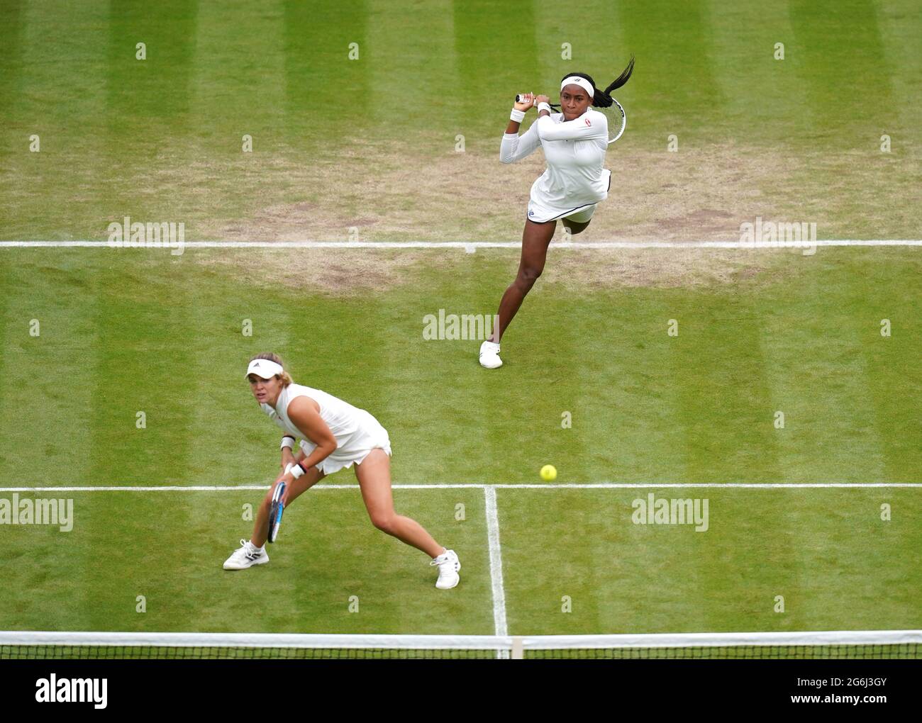 Coco Gauff (rechts) und Caty McNally in Aktion während ihres Doppelmatches der Damen in der dritten Runde gegen Veronika Kudermetova und Elena Vesnina am achten Tag von Wimbledon im All England Lawn Tennis and Croquet Club in Wimbledon. Bilddatum: Dienstag, 6. Juli 2021. Stockfoto