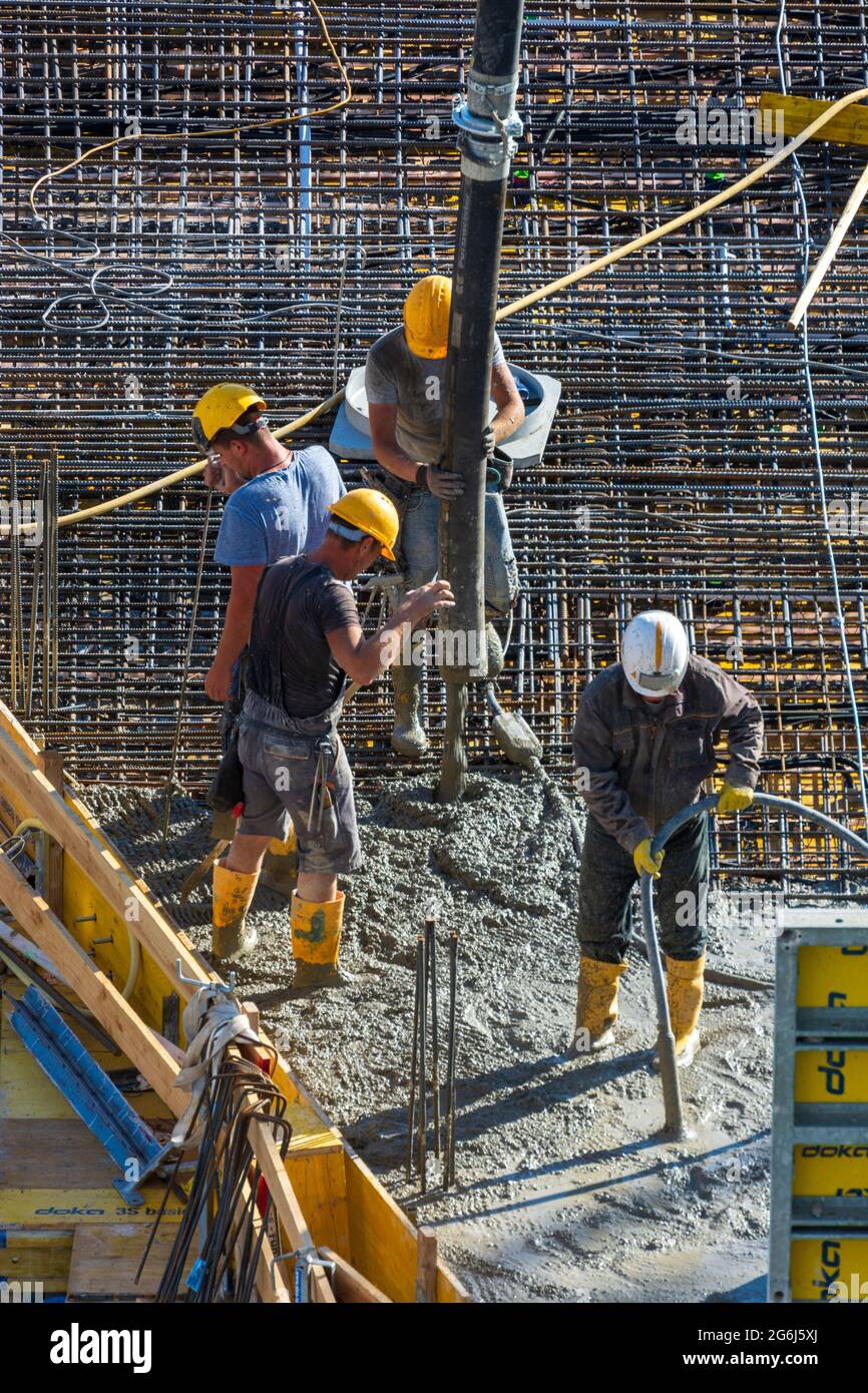 Wien, Wien: Betonarbeiten auf der Baustelle, Arbeiter, Installation von Fertigbeton mit einer Betonpumpe im Jahr 22. Donaustadt, Wien Stockfoto