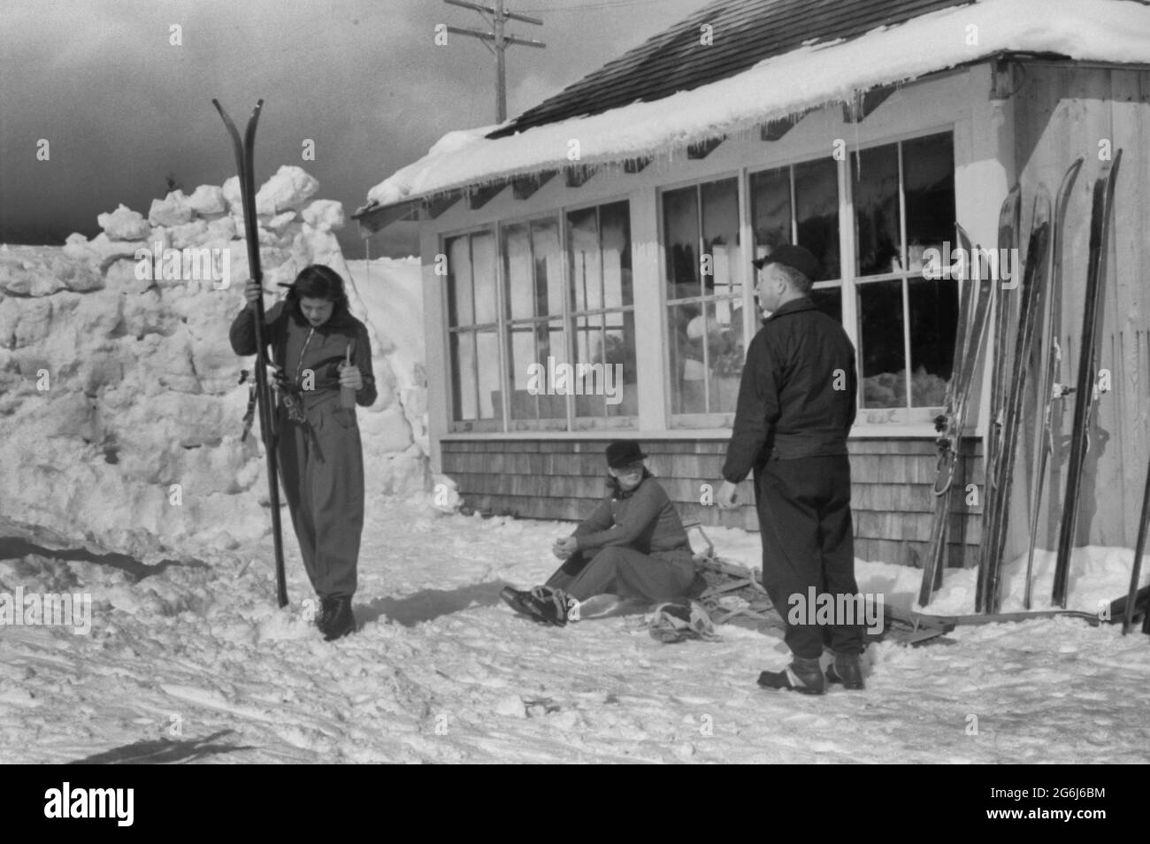 Skifahrer zur Mittagszeit vor der Mautstation am Fuße des Mount Mansfield, Smugglers Notch. In der Nähe von Stowe, Vermont, um 1940 Stockfoto