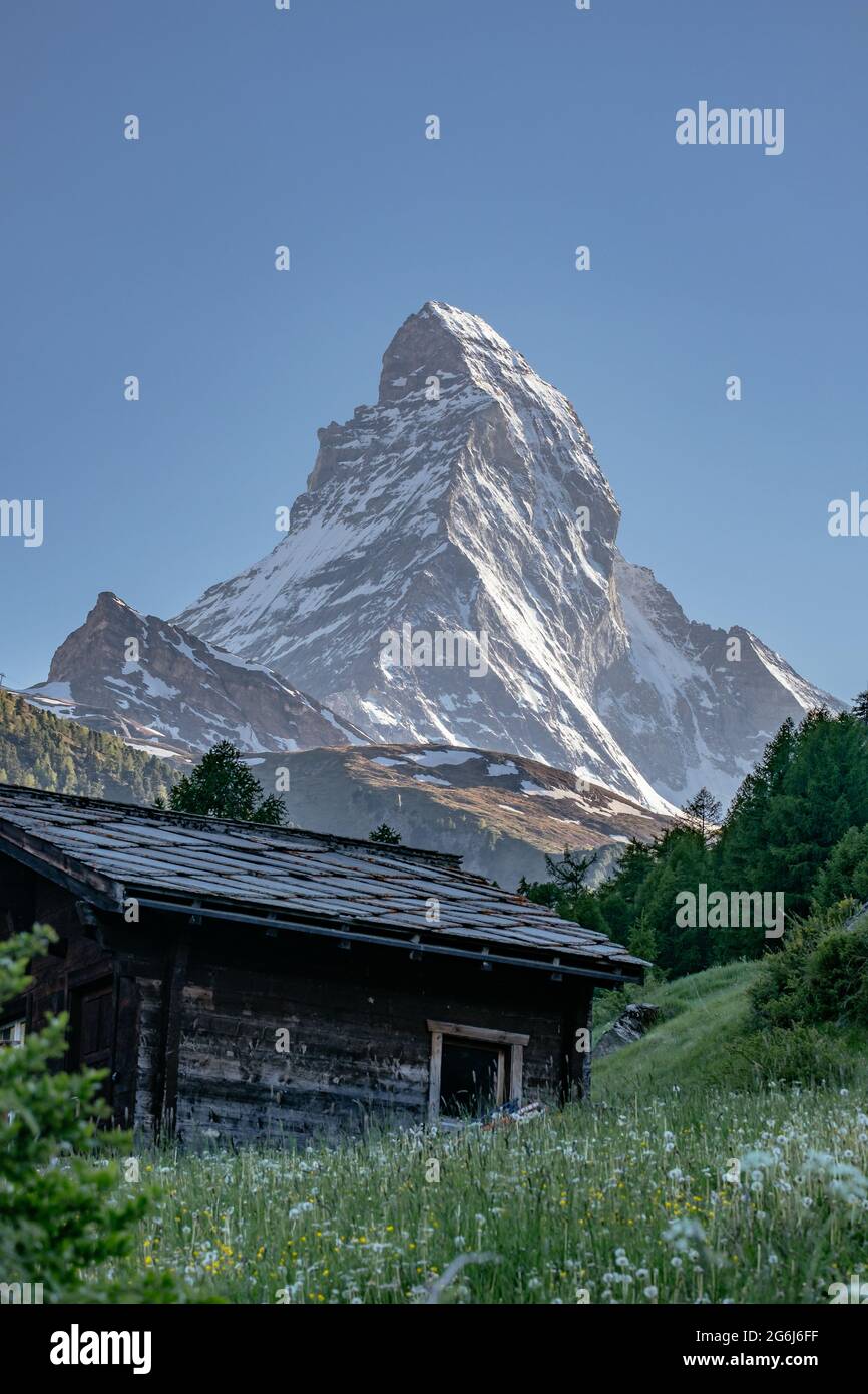 Der mächtige und wunderschöne Matterhorn Peak, der berühmte und ikonische Schweizer Berg in den Alpen, Zermatt, Wallis, Schweiz Stockfoto