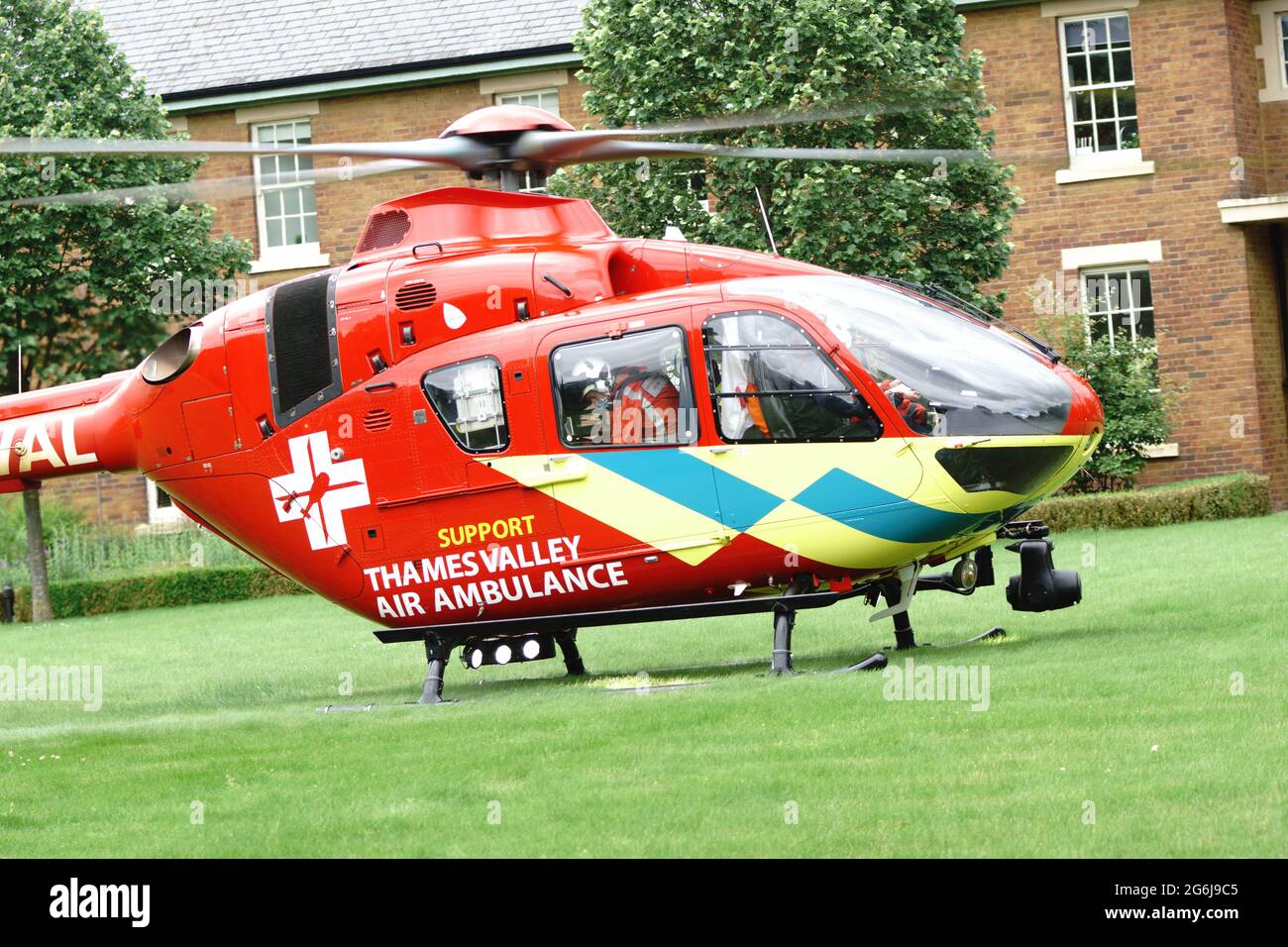 Das Team von Thames Valley Air Ambulance rief zu einer Wohnsiedlung auf, um einen Patienten zu stabilisieren und ins Krankenhaus zu bringen Stockfoto