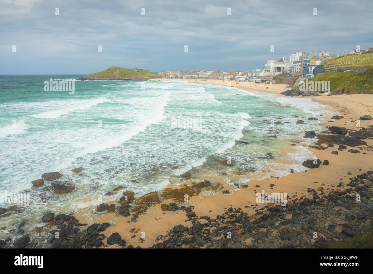 Moody, dramatische Aussicht auf Porthmeor Beach in der malerischen Hafenstadt St. Ives, Cornwall, England, Großbritannien. Stockfoto