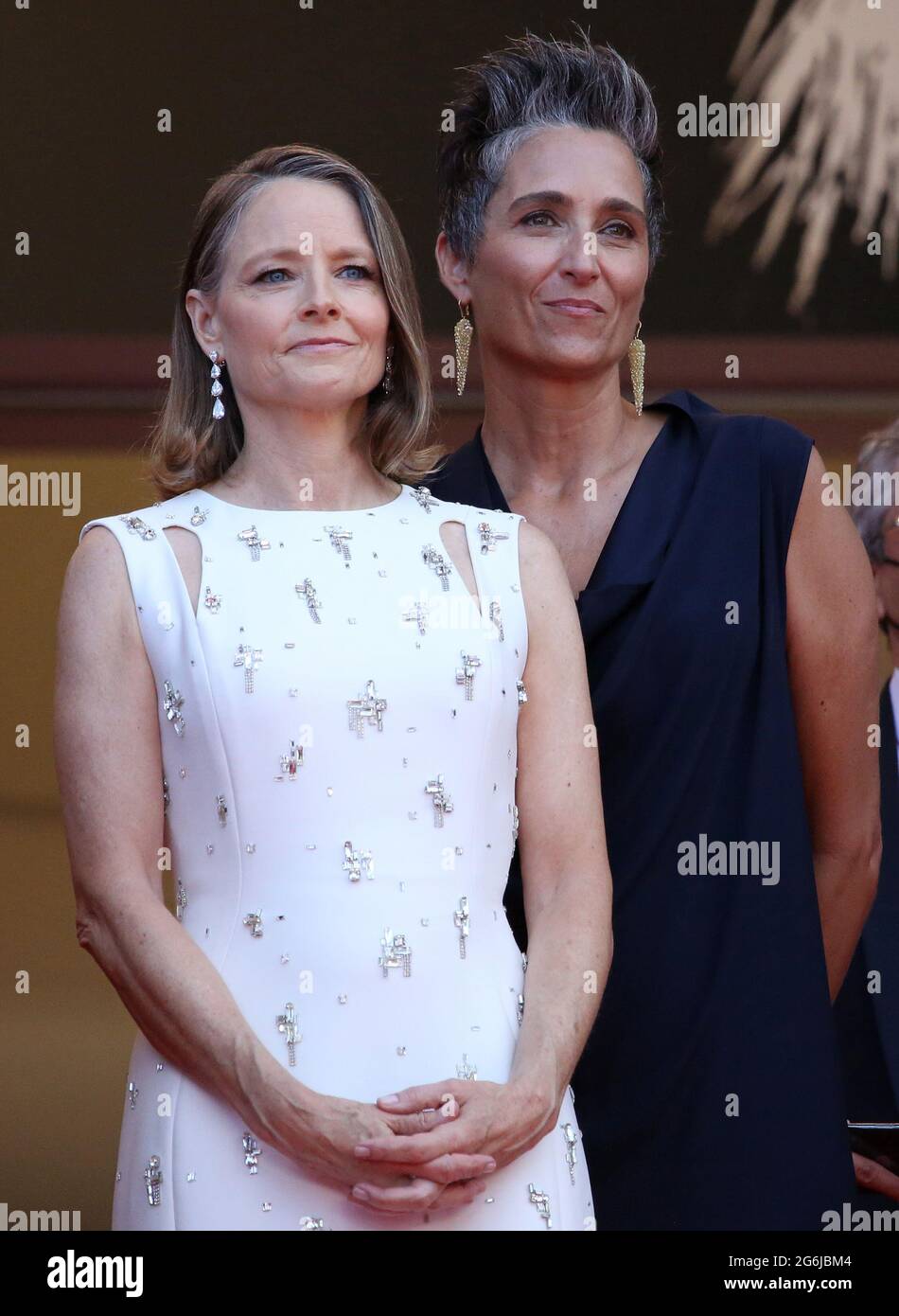Cannes, Frankreich. Juli 2021. Jodi Foster (L) und Alexandra Hedison treffen auf dem roten Teppich ein, bevor der Film „Annette“ zur Eröffnung der 74. Internationalen Filmfestspiele von Cannes am Dienstag, den 6. Juli 2021, in Cannes, Frankreich, gezeigt wird. Foto von David Silpa/UPI Credit: UPI/Alamy Live News Stockfoto