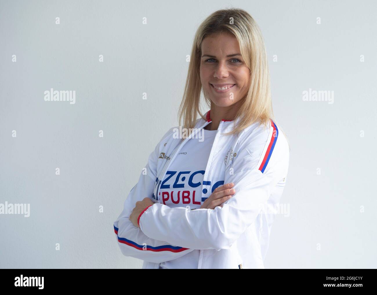 Der tschechische Athlet Nikola Ogrodnikova (Speer) posiert im neuen olympischen Anzug für die Olympischen Sommerspiele 2020 in Tokio in Prag, Tschechien, 3. Juli 2021. Stockfoto