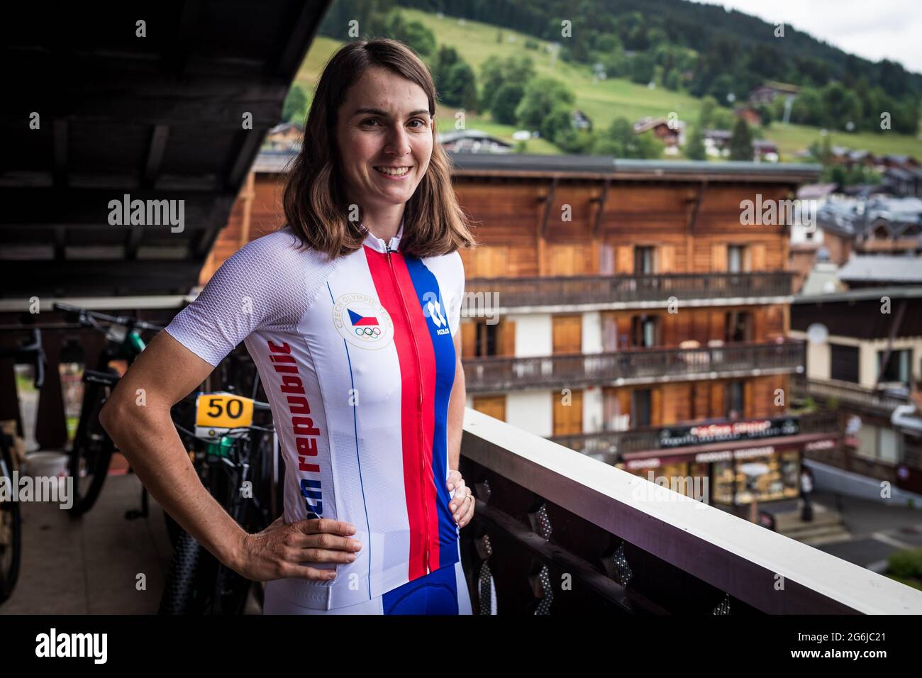 Die tschechische Radfahrerin Jitka Cabelicka (Cross Country Cycling) posiert im neuen olympischen Anzug für die Olympischen Sommerspiele 2020 in Tokio in Les Gets, Frankreich, 3. Juli, Stockfoto